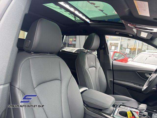 Photo of 2024 Gold Metallic Audi Q8