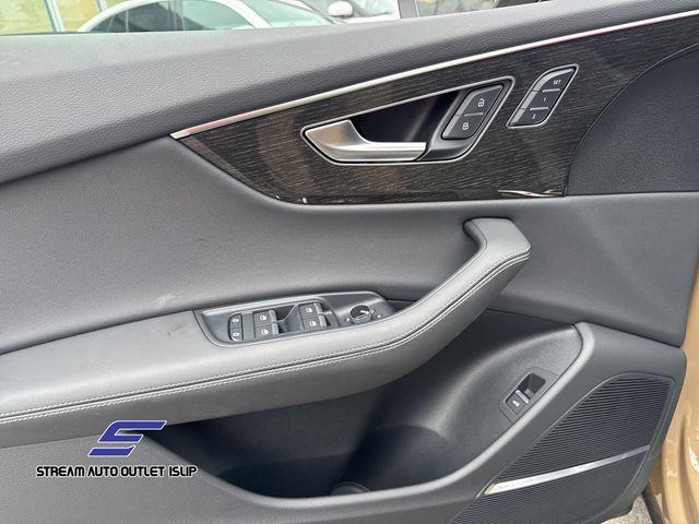 Photo of 2024 Gold Metallic Audi Q8