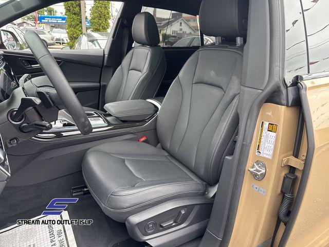 Photo of 2024 Gold Metallic Audi Q8
