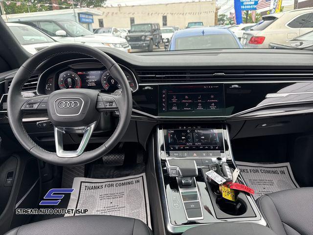Photo of 2024 Gold Metallic Audi Q8