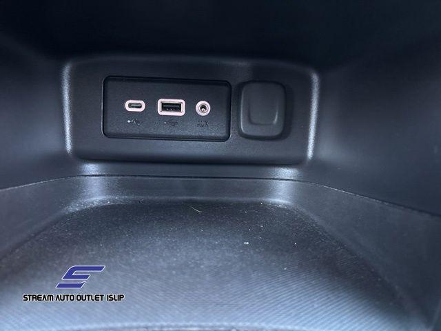 Photo of 2022 Silver Ice Metallic Chevrolet Equinox