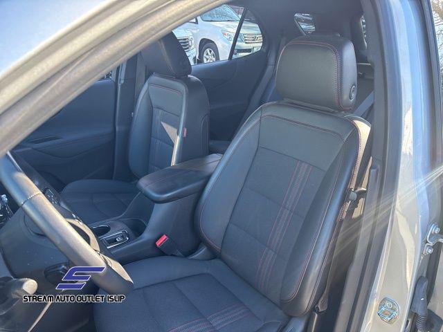 Photo of 2022 Silver Ice Metallic Chevrolet Equinox