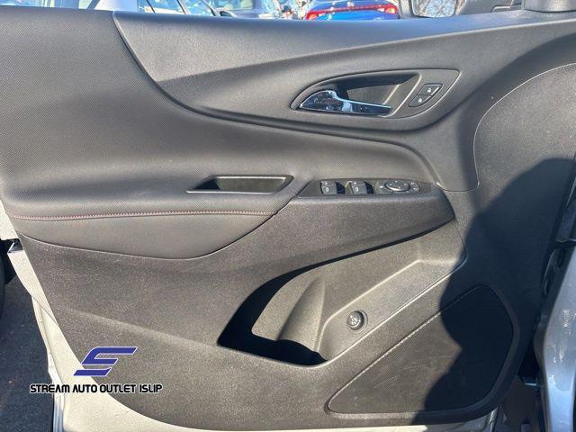 Photo of 2022 Silver Ice Metallic Chevrolet Equinox