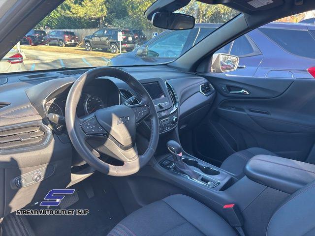 Photo of 2022 Silver Ice Metallic Chevrolet Equinox