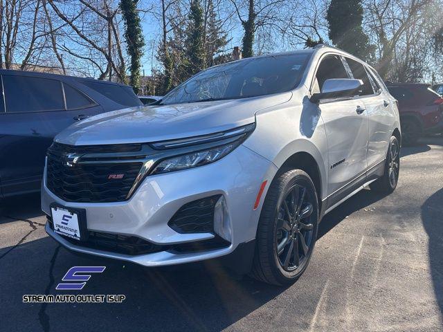 Photo of 2022 Silver Ice Metallic Chevrolet Equinox
