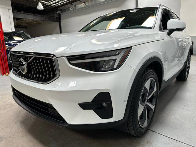 Photo of 2024 White Volvo XC40