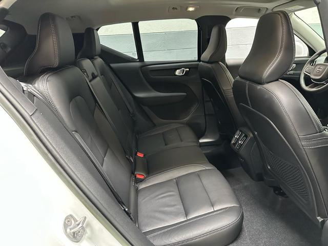 Photo of 2024 White Volvo XC40