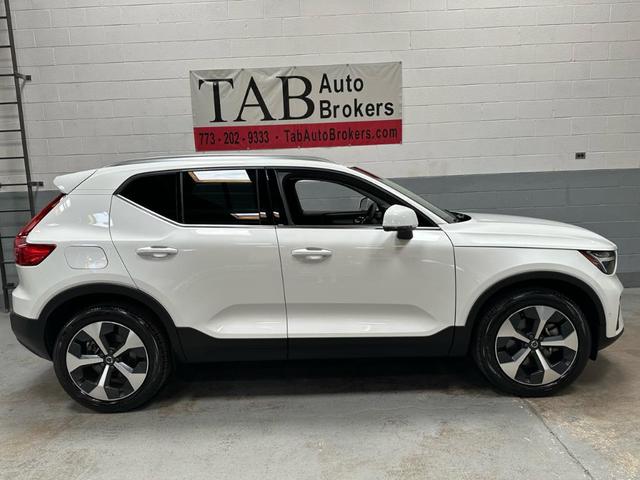 Photo of 2024 White Volvo XC40