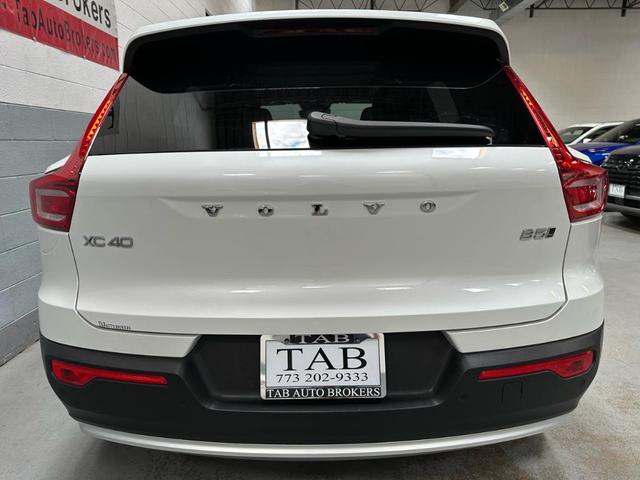 Photo of 2024 White Volvo XC40