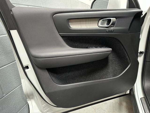 Photo of 2024 White Volvo XC40