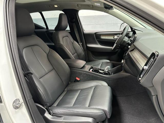 Photo of 2024 White Volvo XC40