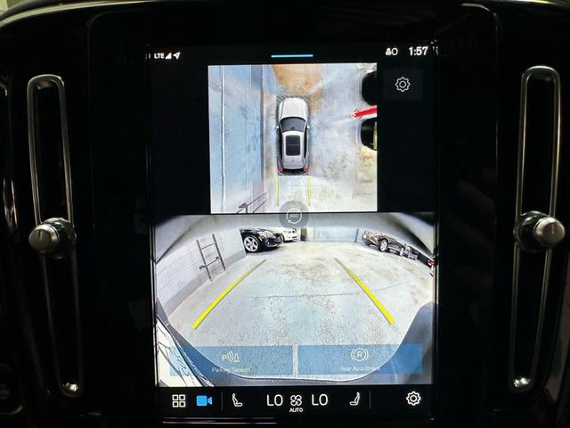 Photo of 2024 White Volvo XC40