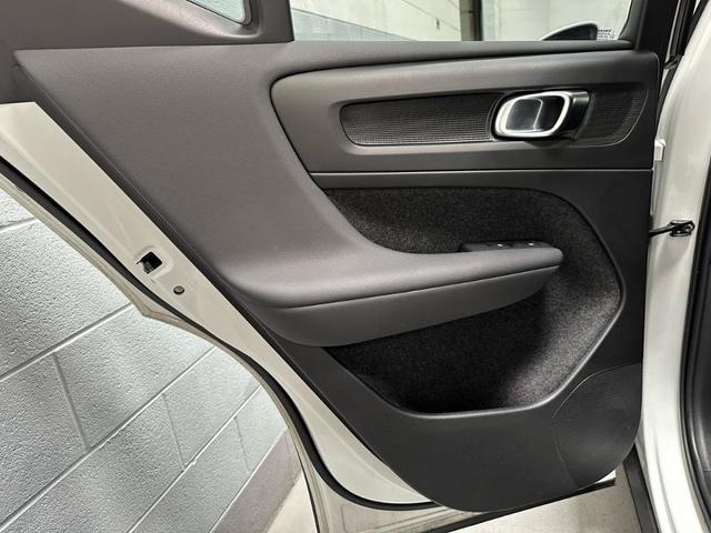Photo of 2024 White Volvo XC40