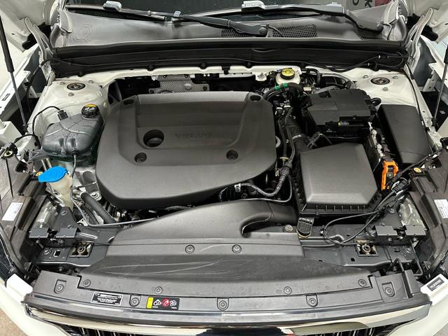 Photo of 2024 White Volvo XC40