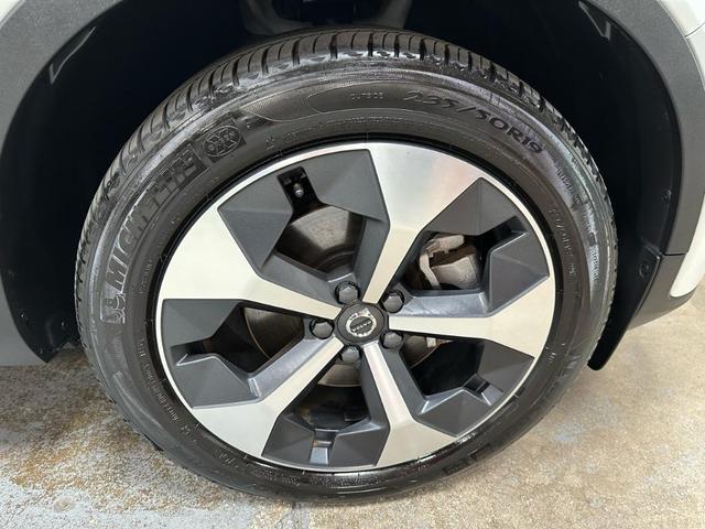 Photo of 2024 White Volvo XC40