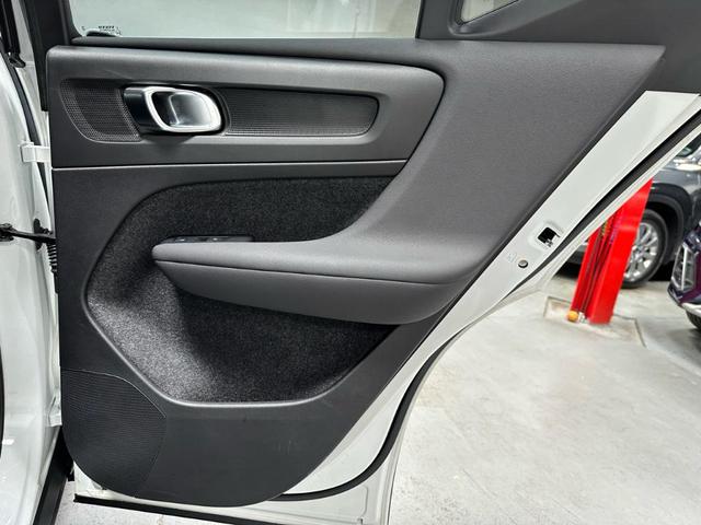 Photo of 2024 White Volvo XC40