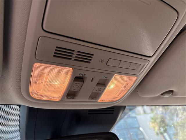 Photo of 2018 White Diamond Pearl Honda CR-V