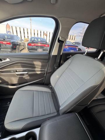 Photo of 2016 Off White Ford Escape