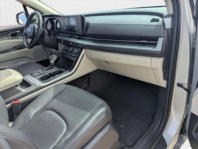 Photo of 2022 Silky Silver Kia Carnival