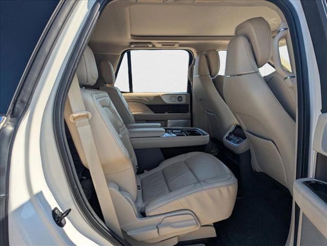 Photo of 2018 White Platinum Metallic Tri-Coat Lincoln Navigator