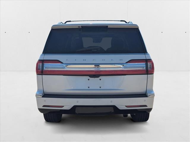 Photo of 2018 White Platinum Metallic Tri-Coat Lincoln Navigator