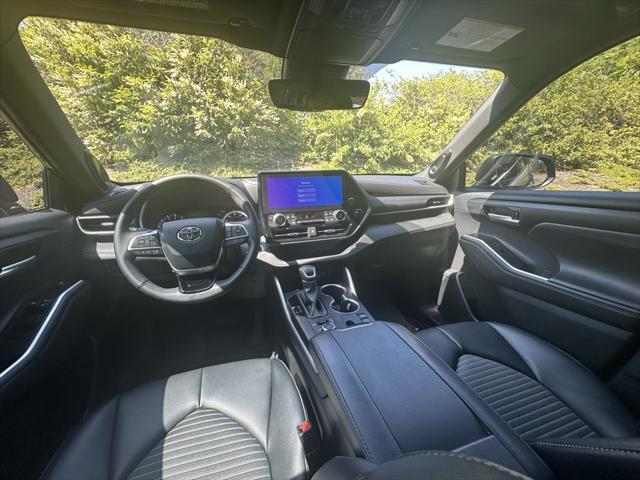 Photo of 2023 Midnight Black Metallic Toyota Highlander