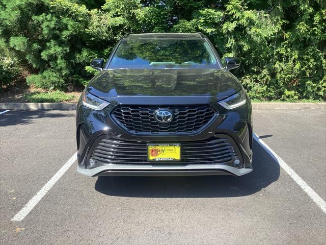 Photo of 2023 Midnight Black Metallic Toyota Highlander