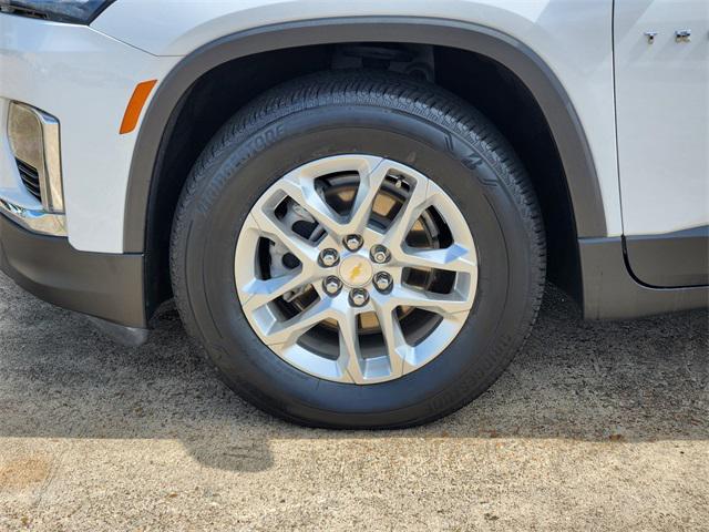 Photo of 2022 Summit White Chevrolet Traverse