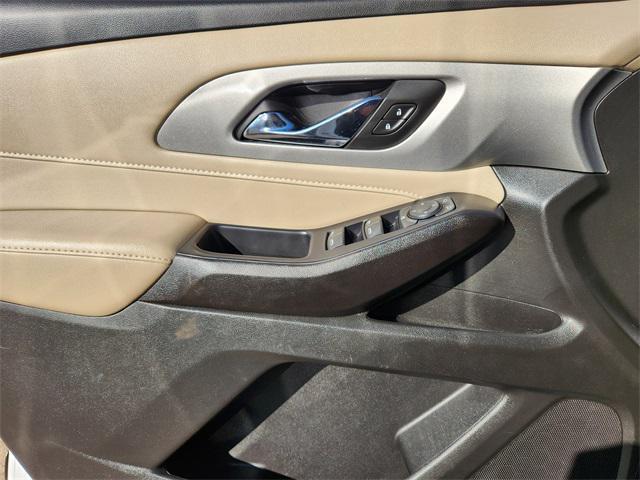 Photo of 2022 Summit White Chevrolet Traverse