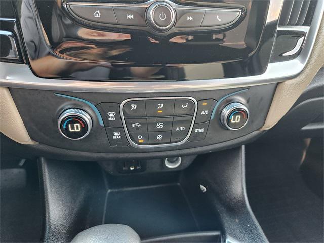 Photo of 2022 Summit White Chevrolet Traverse