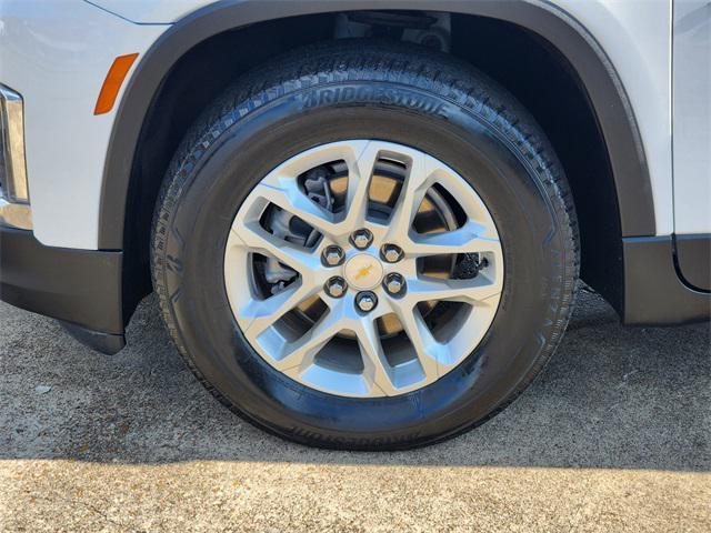 Photo of 2022 Summit White Chevrolet Traverse