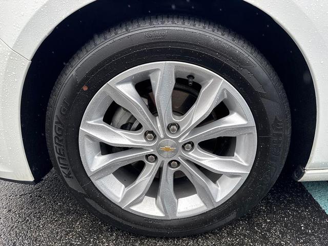 Photo of 2022 Summit White Chevrolet Malibu
