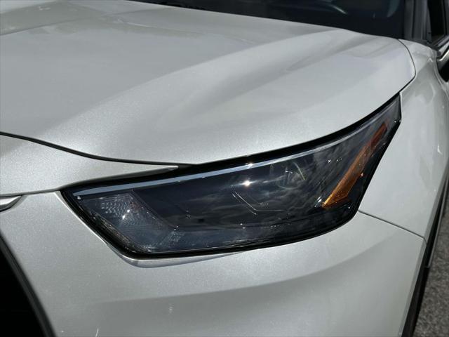 Photo of 2022 Wind Chill Pearl Toyota Highlander