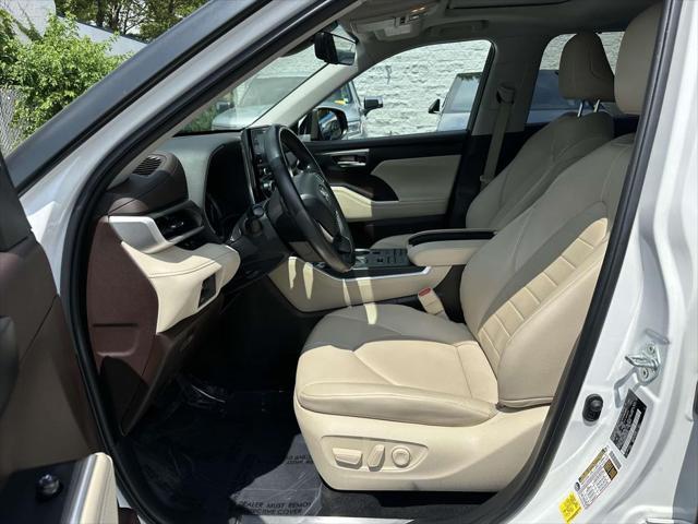 Photo of 2022 Wind Chill Pearl Toyota Highlander