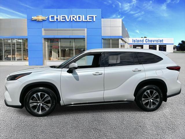 Photo of 2022 Wind Chill Pearl Toyota Highlander
