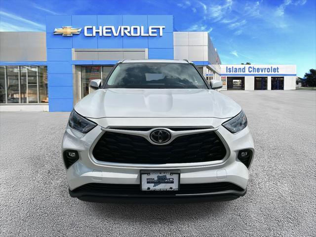 Photo of 2022 Wind Chill Pearl Toyota Highlander