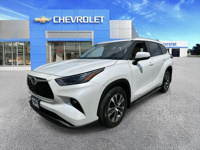 Photo of 2022 Wind Chill Pearl Toyota Highlander