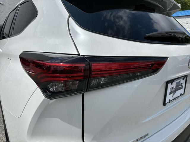 Photo of 2022 Wind Chill Pearl Toyota Highlander
