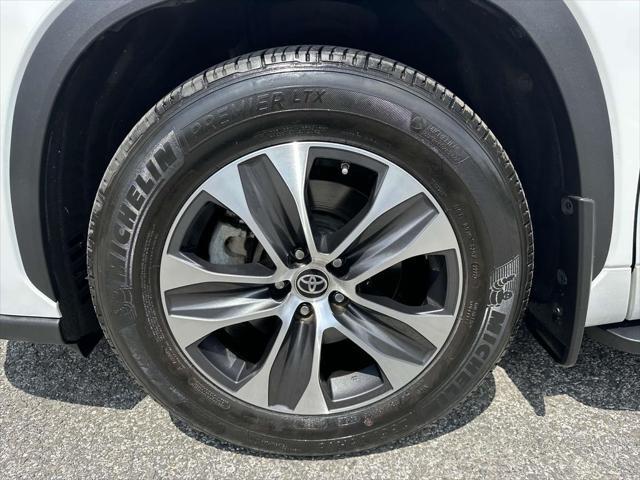 Photo of 2022 Wind Chill Pearl Toyota Highlander