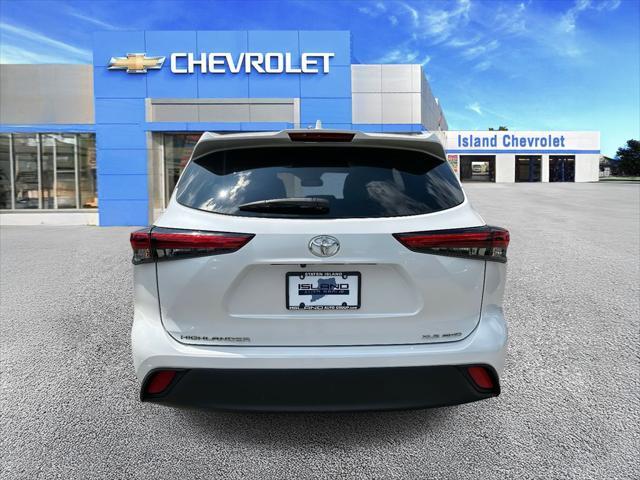 Photo of 2022 Wind Chill Pearl Toyota Highlander