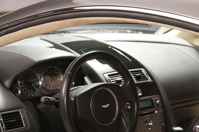 Photo of 2006 GREY Aston Martin V8 Vantage