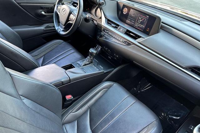 Photo of 2019 Red Lexus ES 350