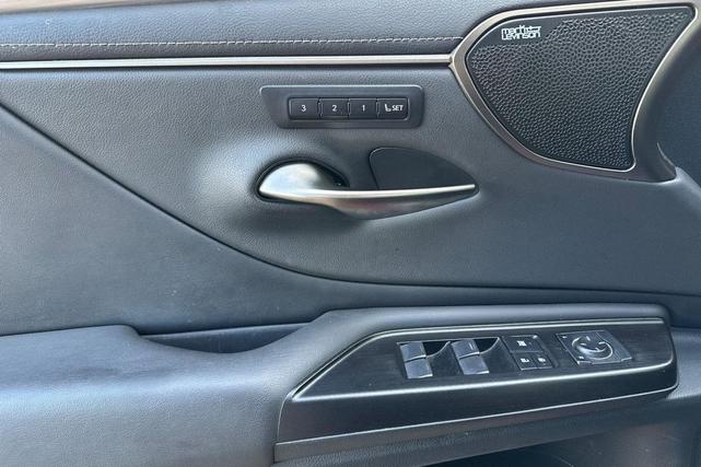 Photo of 2019 Red Lexus ES 350