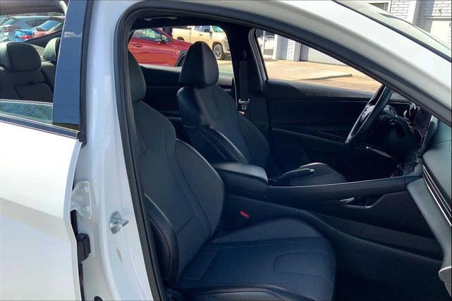 Photo of 2023 Ceramic White Hyundai ELANTRA