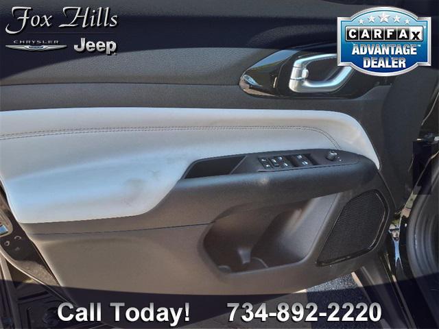 Photo of 2025 Diamond Black Crystal Pearlcoat Jeep Compass