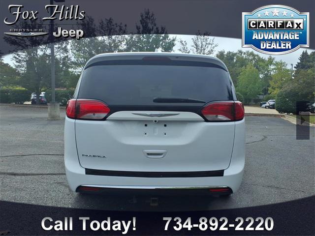 Photo of 2017 Bright White Clearcoat Chrysler Pacifica