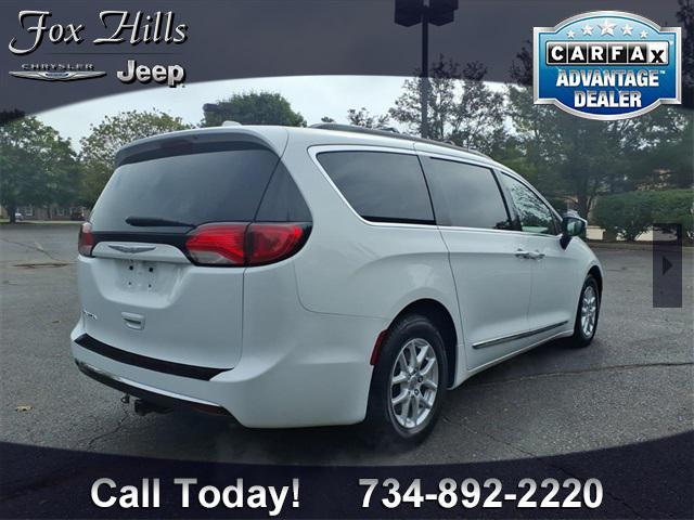 Photo of 2017 Bright White Clearcoat Chrysler Pacifica