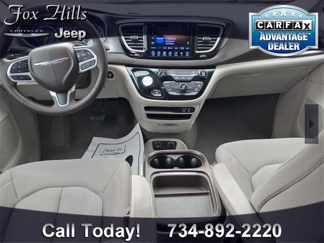 Photo of 2017 Bright White Clearcoat Chrysler Pacifica