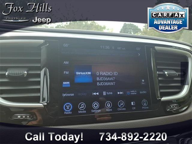 Photo of 2017 Bright White Clearcoat Chrysler Pacifica