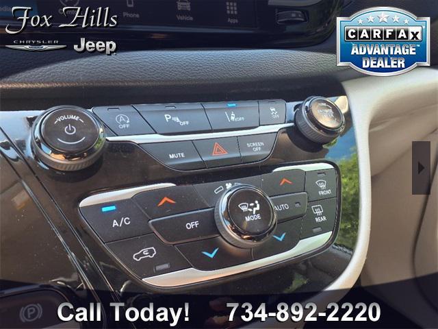 Photo of 2024 Bright White Chrysler Pacifica